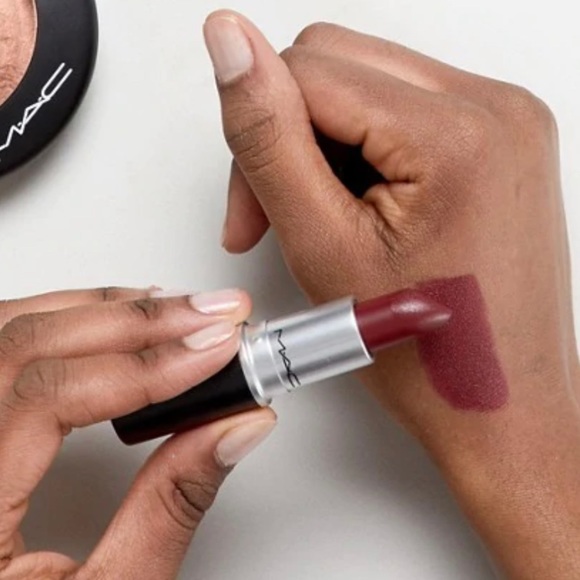 MAC Matte Lipstick DIVA 603 *DISCONTINUED* - Picture 9 of 15